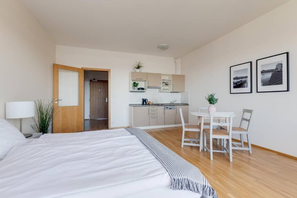 JT's Apartments Korunní str. Praha Bagian luar foto