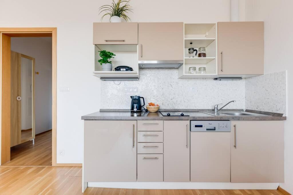 JT's Apartments Korunní str. Praha Bagian luar foto