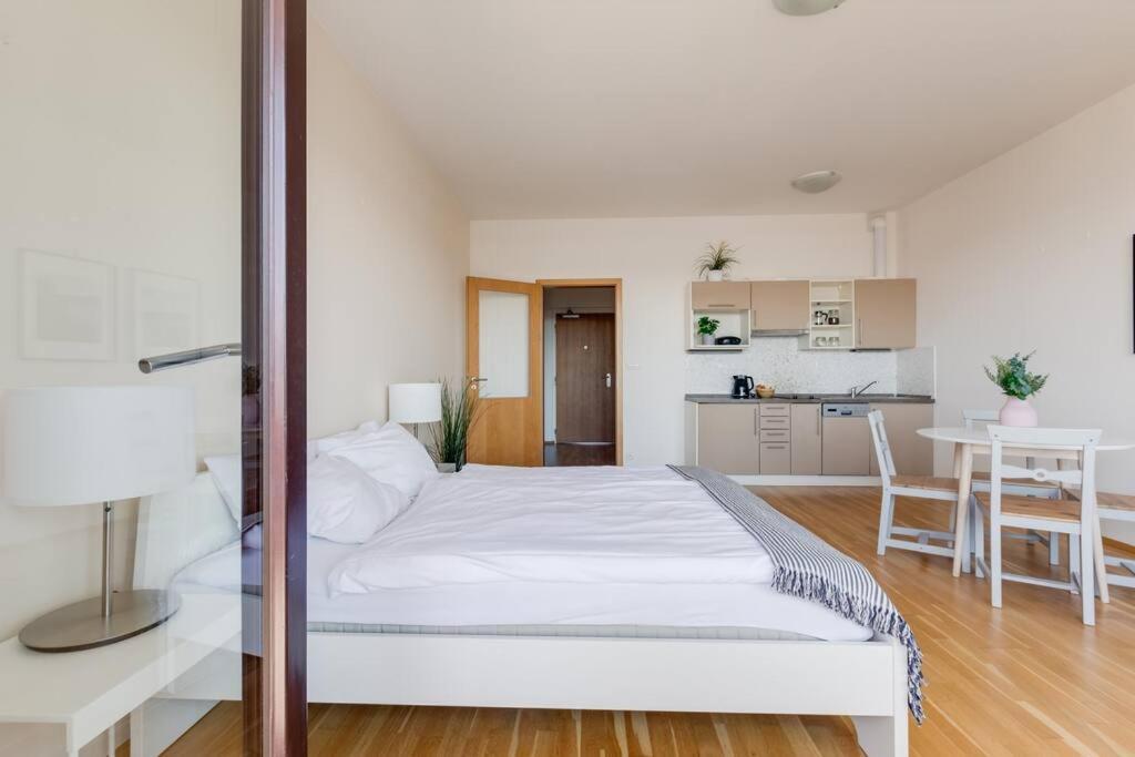 JT's Apartments Korunní str. Praha Bagian luar foto